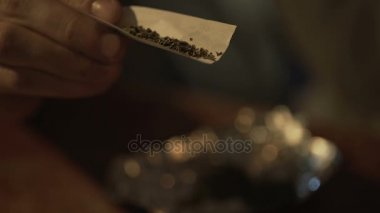 Erkek closeup çalışırken ortak, marihuana yasallaştırma eğlence kullanmak için eller
