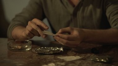 Ortak, yapım sigara esrar bağımlısı adam esrar kağıt halinde haddeleme