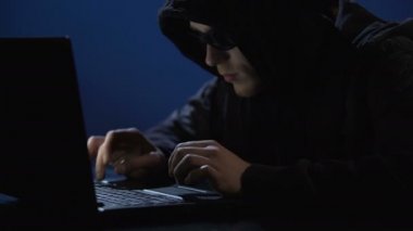 Gizlice gizli bilgilere yetkisiz erişim, dizüstü bilgisayar kullanarak ceza