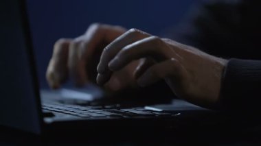 Son, eller yukarı karşılamak için dizüstü bilgisayarda çalışma office geceye kadar meşgul adam