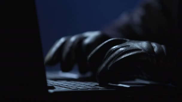 Руки хакера в перчатках, печатающие на компьютере, вторжение в корпоративную сеть — стоковое видео