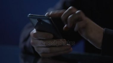 Yalnız adamın smartphone, resimleri kaydırma mobil dating app kullanarak eller