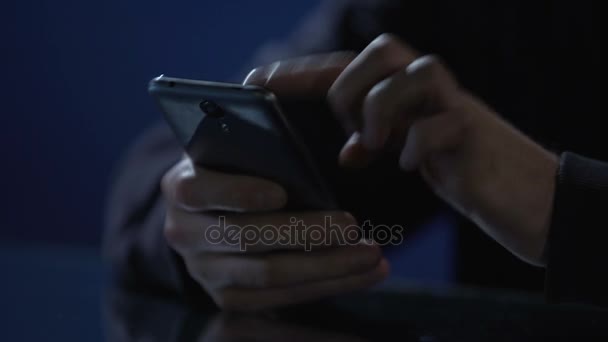 Руки одинокого человека прокручивают картинки на смартфоне, используя мобильное приложение для знакомств — стоковое видео
