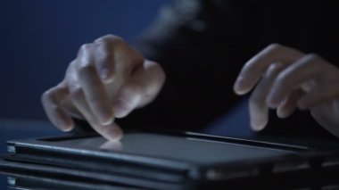Sistem yöneticiniz tablet bilgisayar ağı, eller yakın çekim korumak için kullanma