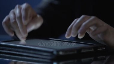 Tek adam Online, sohbet flört servisi app kullanarak tablet PC'de portre eller