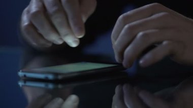 Genç adam sosyal medya veya smartphone blogunuzda yorum yazarak parmak