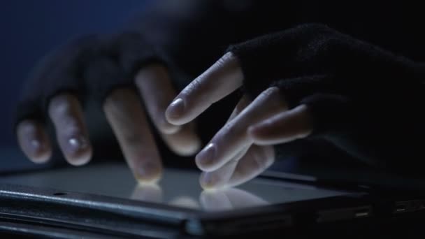 Primo piano delle mani del criminale scorrendo pagine su tablet touchscreen, criminalità informatica — Video Stock