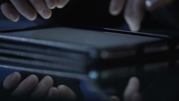 Böswillige Hacker greifen Website vom Tablet-PC an und begehen Cyber-Erpressung — Stockvideo