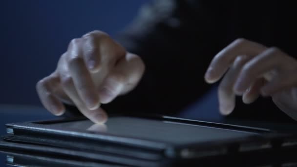 Διαχειριστή συστήματος χρησιμοποιώντας tablet να διατηρήσει δίκτυο υπολογιστών, χέρια γκρο πλαν — Αρχείο Βίντεο