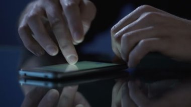 Kaydırma, sürgülü ve smartphone, parmak yakın çekim resimleri yakınlaştırma adamım