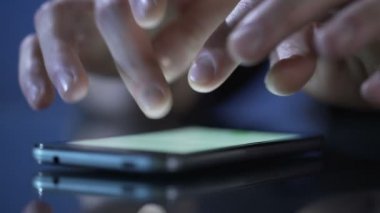 Smartphone, ürünler online sipariş alıcı alışveriş için mobil uygulaması kullanan kişi