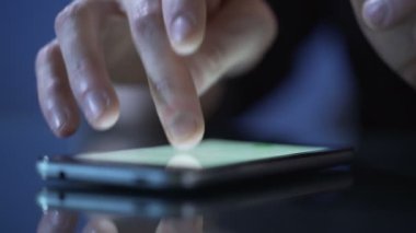 Erkek el uygulama smartphone, dokunmatik ekran portre üzerinde parmaklarını kullanarak.