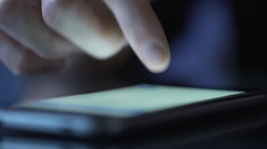 Eller hareket eden app kullanarak tipik haber smartphone dokunmatik ekran, kişinin