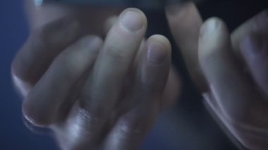 Sayfaları kayar ve smartphone, yansıma parlak tablosundaki Tarih yazarak erkek parmak