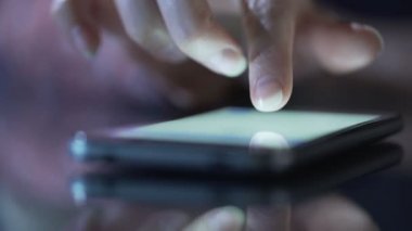 Kaydırma ve dokunmatik akıllı telefon, mobil app kullanarak dokunarak parmaklar