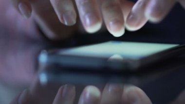 Sayfa üzerinde alışveriş online, arama mallar için Smartphone app kullanarak eller