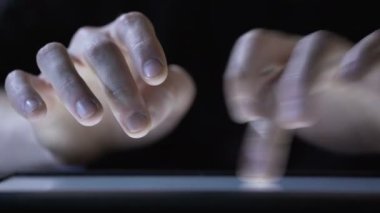 Erkek web tasarımcı kayar ve modern tablet PC'de yakınlaştırma resimleri