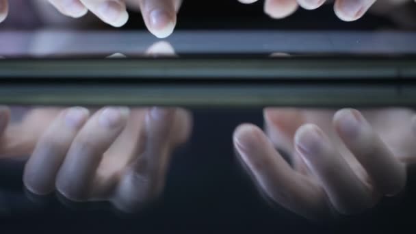Жіночі руки, що використовують сучасну програму на планшеті, введення повідомлень, масштабування файлів — стокове відео