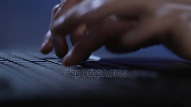 Dedos masculinos digitando no teclado do laptop, jornalista escrevendo artigo à noite — Vídeo de Stock