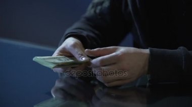 Kiralık katil veya banka soyguncusu suçu işlemek için ödenen para sayma