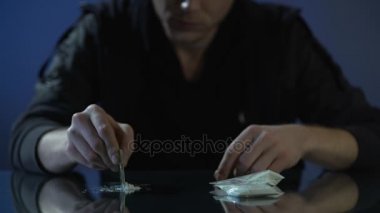 Uyuşturucu bağımlısı şekillendirme kokain satırları tablo, tehlikeli madde bağımlılığı