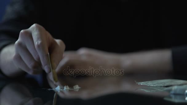 Zbliżenie: męskiej ręki wykonanie linii dawki kokainy, problem uzależnienia od narkotyków — Wideo stockowe