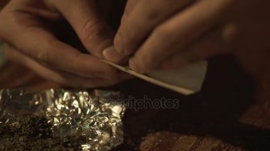 Esrar, marihuana yasallaştırma, video sıra eğlence kullanmak için haddeleme adam