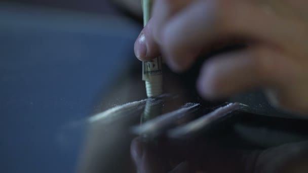 Osoba inhalaci kokainu čáru přes válcované bankovek, drogovou závislost problém — Stock video