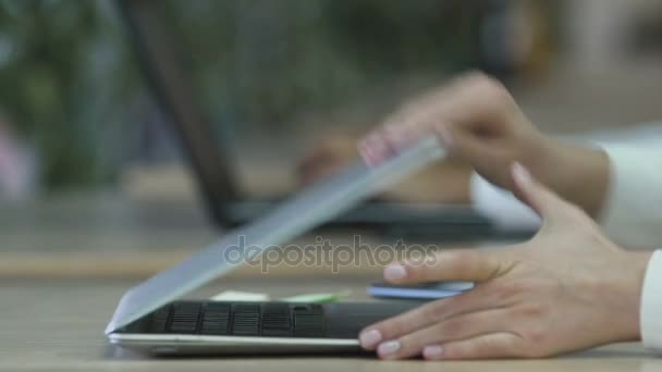 Уставшая от работы женщина закрывает ноутбук, раздраженная официантка снимает очки — стоковое видео