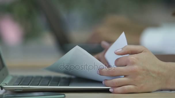 Mãos femininas segurando papéis, funcionários da empresa processando dados em documentos — Vídeo de Stock