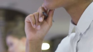 Sorun hakkında düşünme akıllı çok ırklı erkek gözlük proje üzerinde çalışan