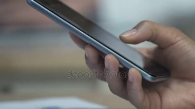 Smartphone, dokunmatik ekran web sayfalarında kaydırma başparmak tutan genç kadın eli