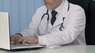 Dizüstü bilgisayar, elektronik tıbbi kayıt tutma doktor hasta online danışmanlık