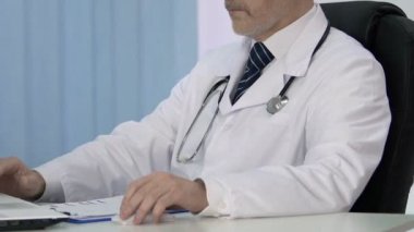 Ciddi doktor sürtünme çene, çözümleme sonuçlarını, tanı hakkında düşünme kontrol