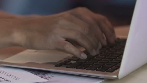 Biracial vrouwelijke handen laptop toetsenbord, freelancer werken op project — Stockvideo