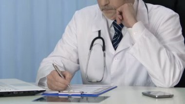 Profesyonel hekim hasta tıbbi kaydında tedavi reçete yazma