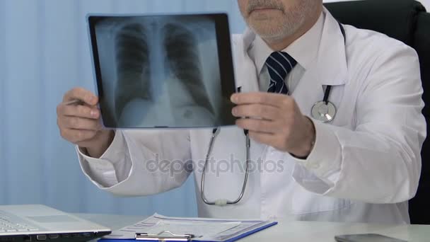 Pulmonologist kontrollera patientens lung skanna, skriva diagnos i journalen — Stockvideo