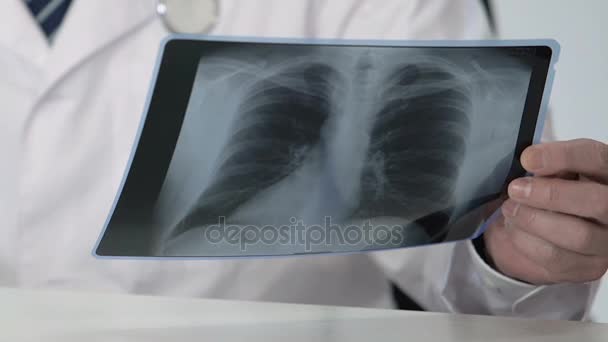 Onkologi expert holding friska patientens lung scan, gör gynnsamma diagnos — Stockvideo