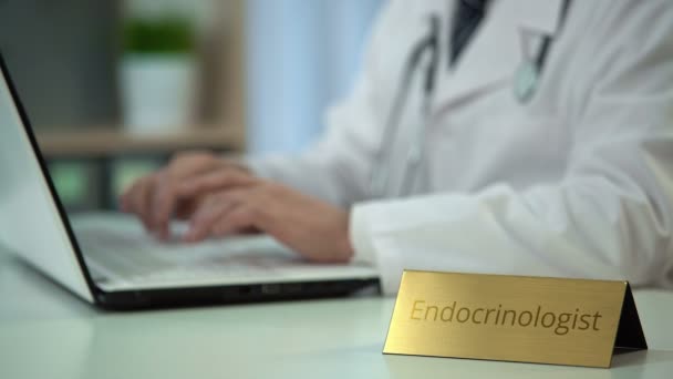 Les mains du endocrinologue tapant sur l'ordinateur portable, gardant les dossiers médicaux électroniques — Video