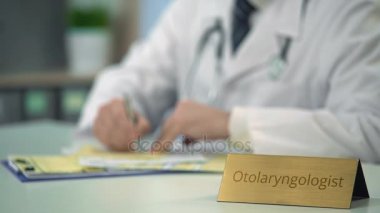 Otolaryngologist ilaç rinit, belgeleri doldurma için reçete