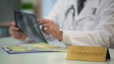 Hastanın akciğer röntgeni incelenmesi ve tanı yazma otolaryngologist