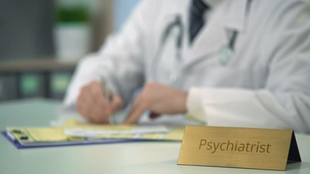 Psychiatre prescrivant des médicaments pour la dépression, consultation en clinique — Video
