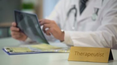 Akciğer röntgeni seyir ve hastaya tedavi reçete therapeutist