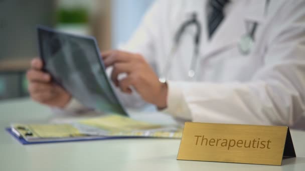 Terapeuta guardando i polmoni a raggi X e prescrivere il trattamento al paziente — Video Stock