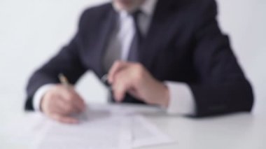 Kağıtları, imzalama ipotek komisyoncusu Emlak alıcıya daire anahtarları verilmesi