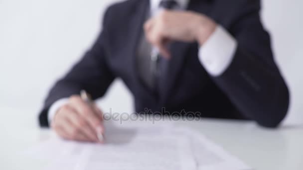 Hombre sosteniendo la llave de la casa o apartamento al comprador, la firma de un acuerdo hipotecario — Vídeo de stock