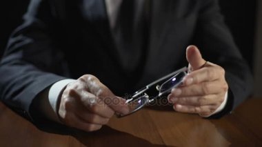 Eller erkek Dedektif gözlük, suç şüpheliyi sorguya holding