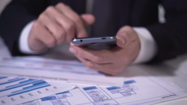 Ervaren zakenman met behulp van mobiele app op gadget, zakelijk project planning — Stockvideo