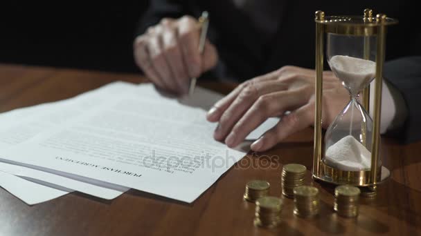 男性的买方或卖方签署采购协议，金钱和桌上的沙漏 — 图库视频影像