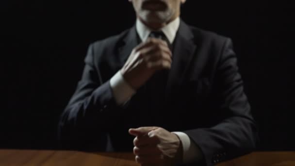 Nerveus ambtenaar schuldig maken aan financiële fraude, gekonkel of corruptie stropdas aanpassen — Stockvideo